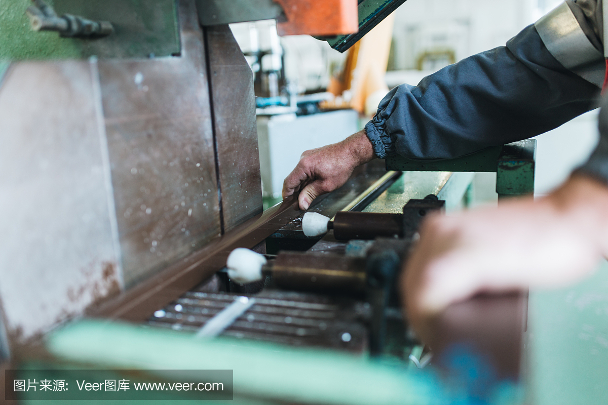 工廠(chǎng)內(nèi)飾制造PVC門(mén)窗。